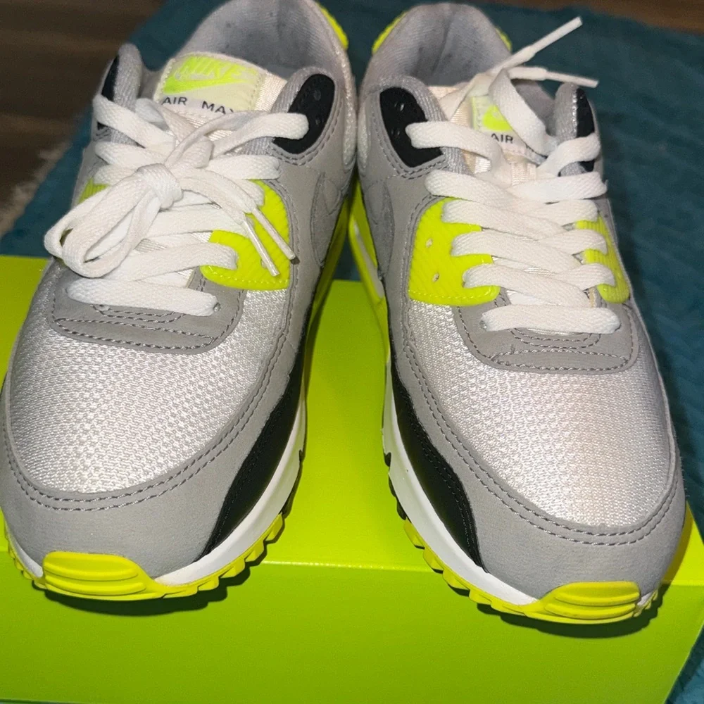 Nike Air Max 90 Recraft OG Volt - 8.5 Men’s/ 10 Women’s - Picture 8 of 8